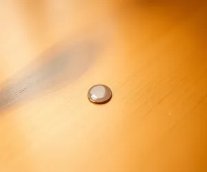 Jak zamaskować odpryski na meblach