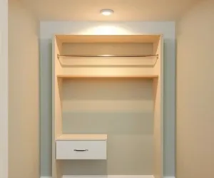 Mała garderoba we wnęce