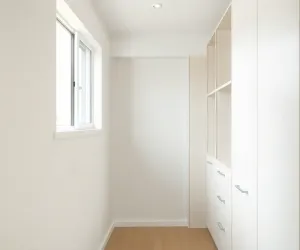 Mała garderoba z oknem