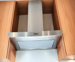 Montaż okapu podszafkowego BEKO