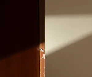 Szczelina między meblami a ścianą